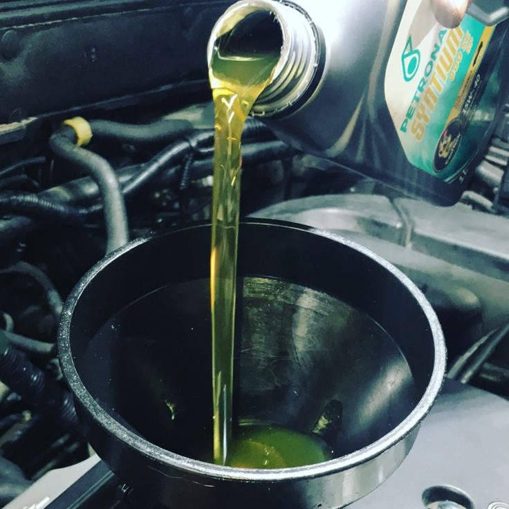 how much oil to add to car
