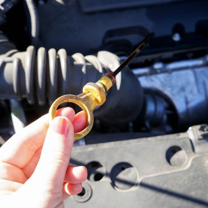signs of low oil in car