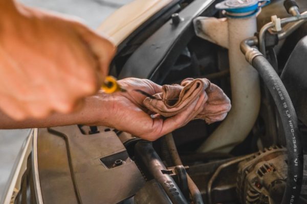 how many quarts of oil in a car