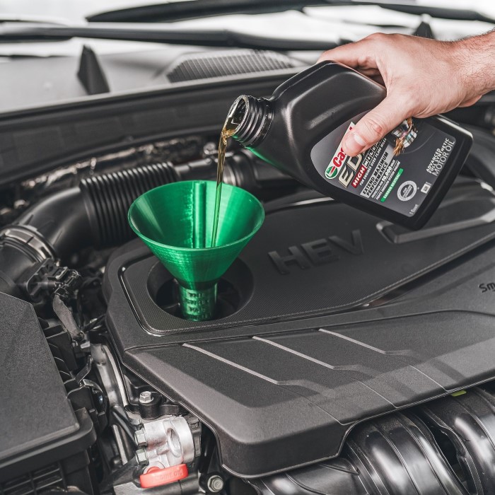 how many quarts of oil in a car